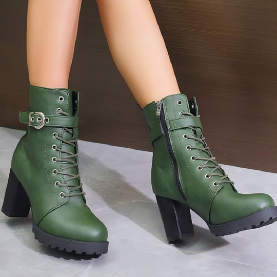 Bottes de talons hauts élégants des femmes
