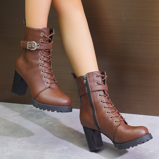 Bottes de talons hauts élégants des femmes