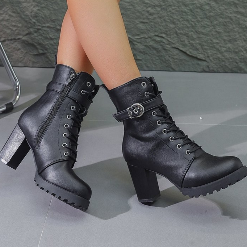 Bottes de talons hauts élégants des femmes