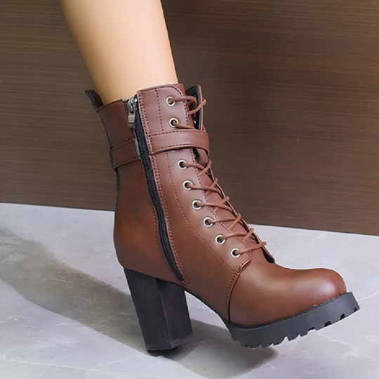 Bottes de talons hauts élégants des femmes