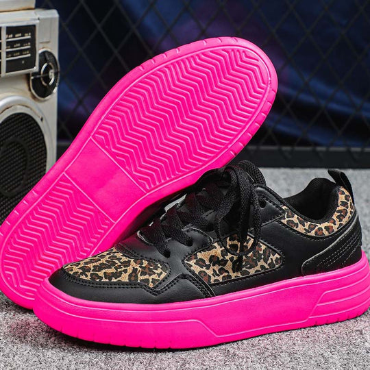 Stilvolle Sneaker mit dicker Locker-Leoparden-Drucken