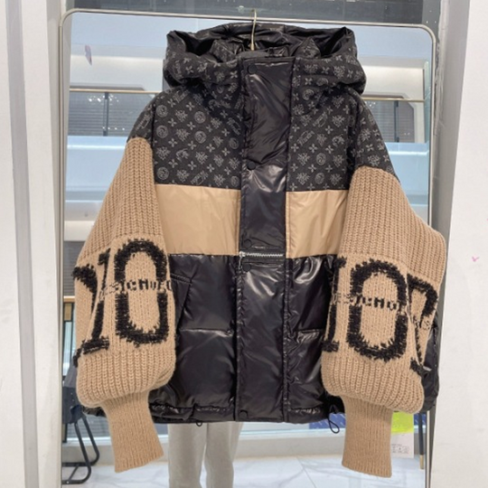 Damen-Pufferjacke mit Patchwork-Strickärmeln und Kapuze